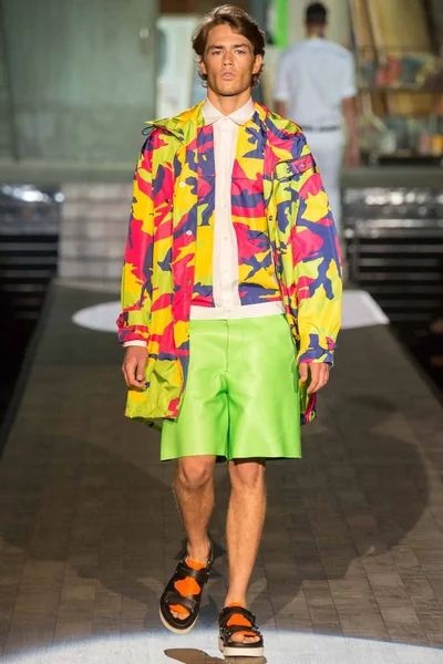 Look 18